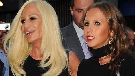 figlia donatella versace anoressia|Donatella Versace ha una figlia di nome Allegra.